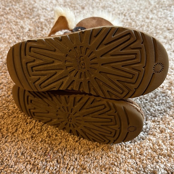 Girls Bailey button ugg short shearling boots size 11 camel color - Picture 4 of 5